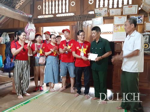 Thăm và trao quà cho gia đình thương binh, liệt sĩ có hoàn cảnh khó khăn tại huyện Lâm Bình (Tuyên Quang)
